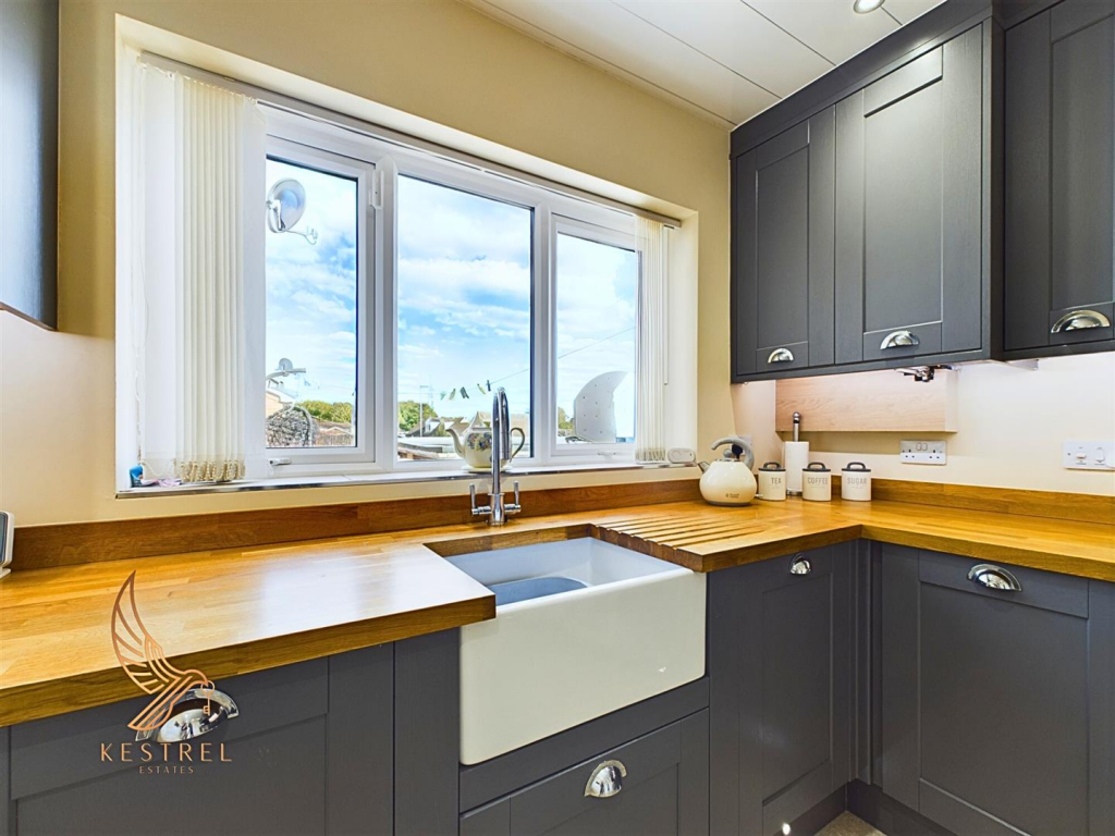 House in Wakefield, Wrangbrook, Upton and North Elmsall - More