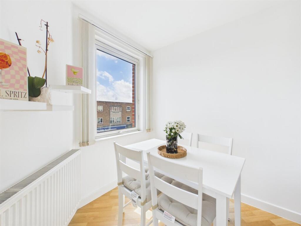 Apartment in London, London Borough of Hillingdon - View 3