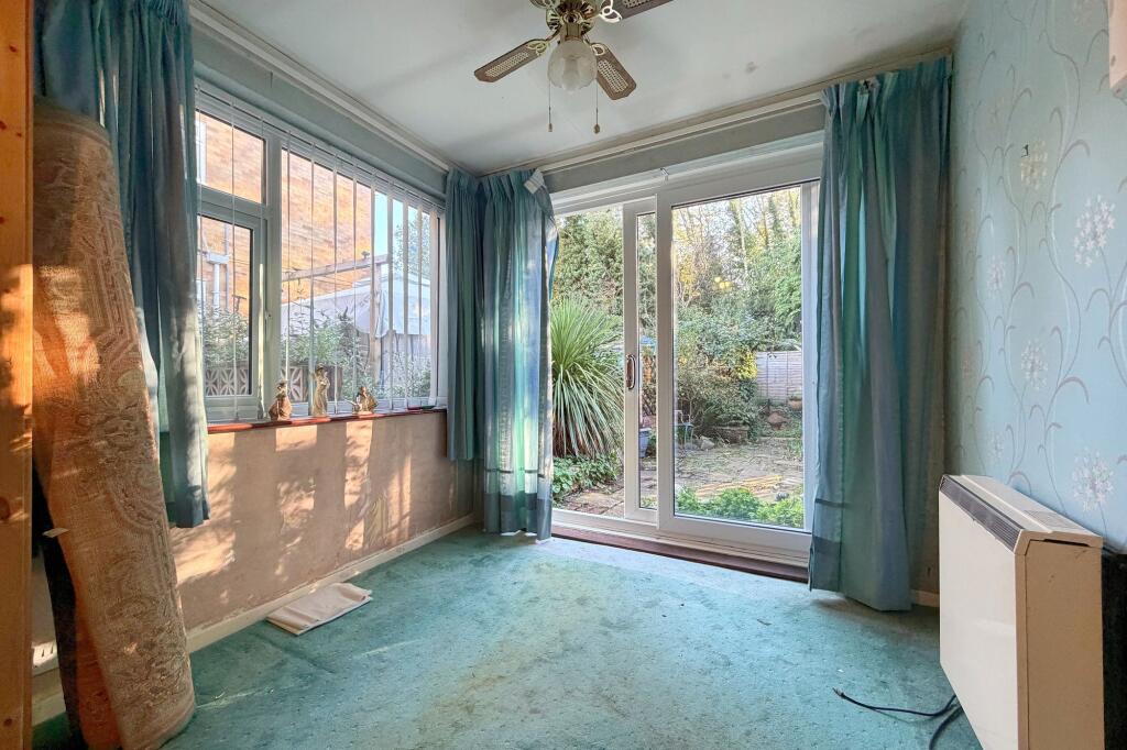 Apartment in Coventry, Stonehouse Estate, Tollbar End - More