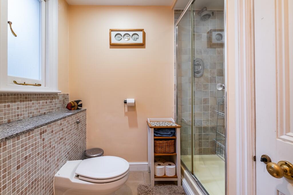 4 bedroom end of terrace house for rent