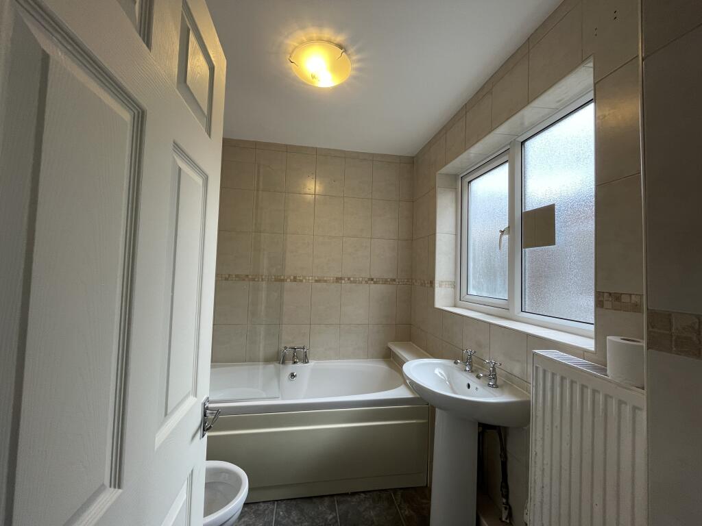 4 bedroom semi-detached house for rent