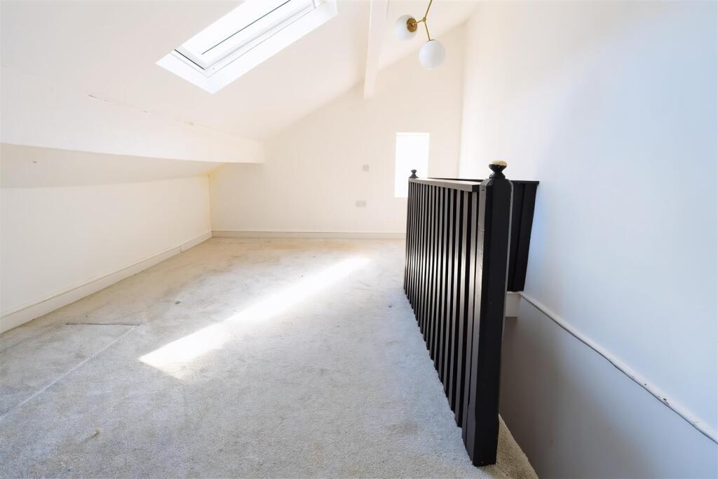 House in Halifax, Hullenedge, West Vale - View 4