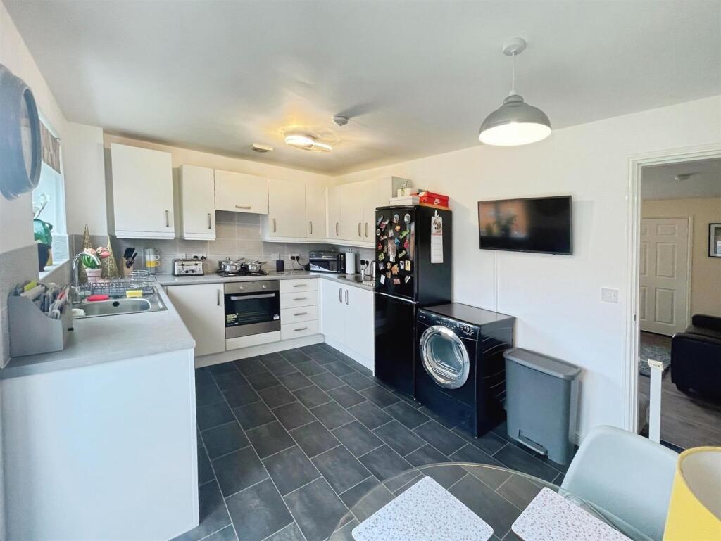 Stroothers Place Bradford, BD4 0BN photo 4