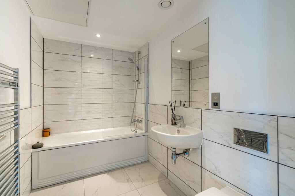 Apartment in Slough - View 5