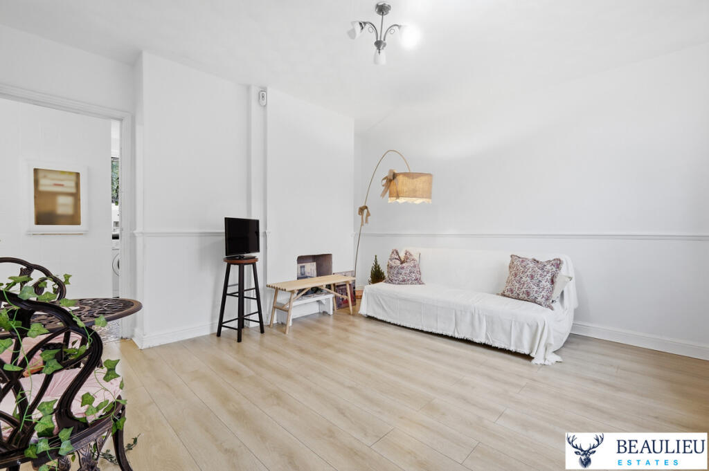 Verderers Road, Chigwell, IG7 4 photo 2