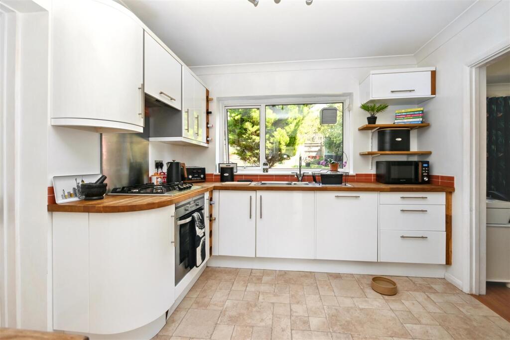 Cobbold Avenue, Eastbourne photo 3