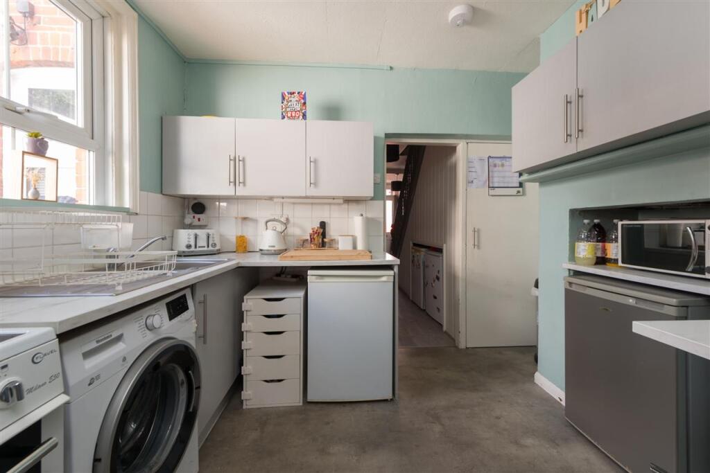 House in Canterbury, Stuppington, Longport - More