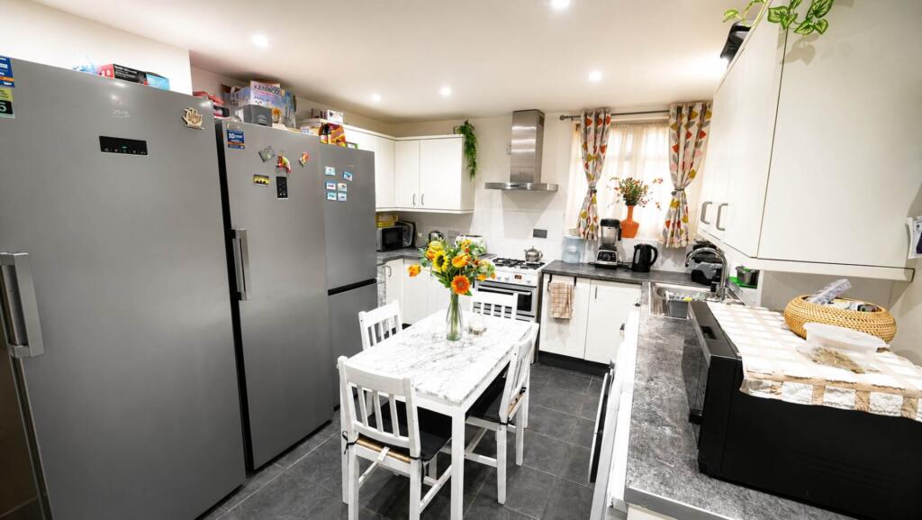 House in Hatfield, Birchwood - View 2