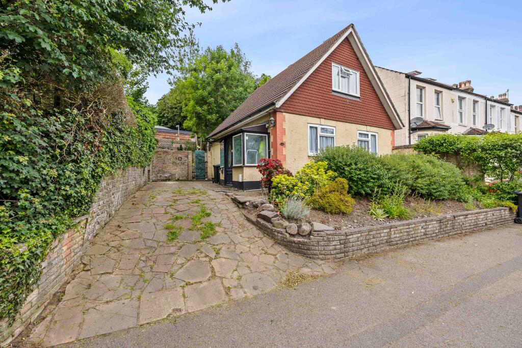 Ref: GK - Godstone Road, Whyteleafe, CR3 0BB photo 2
