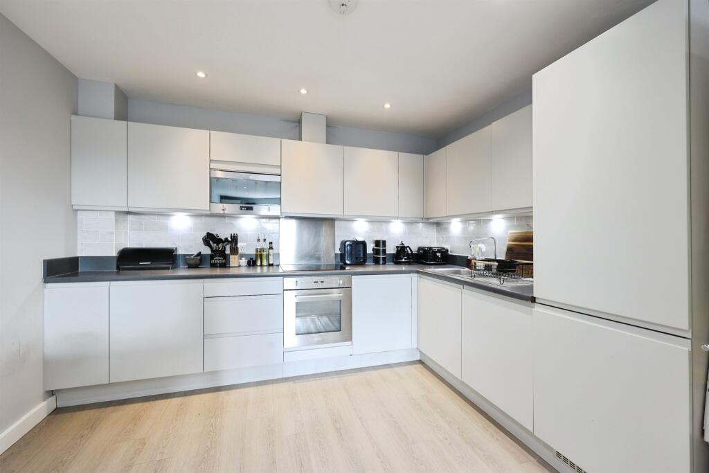 Apartment in Watford, North Watford - More
