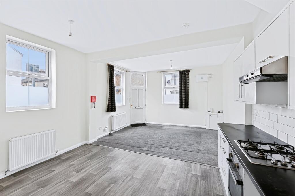 Apartment in Northampton, West Northamptonshire - View 2