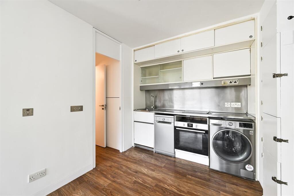 Apartment in London, Barbican Estate, City of London - View 5