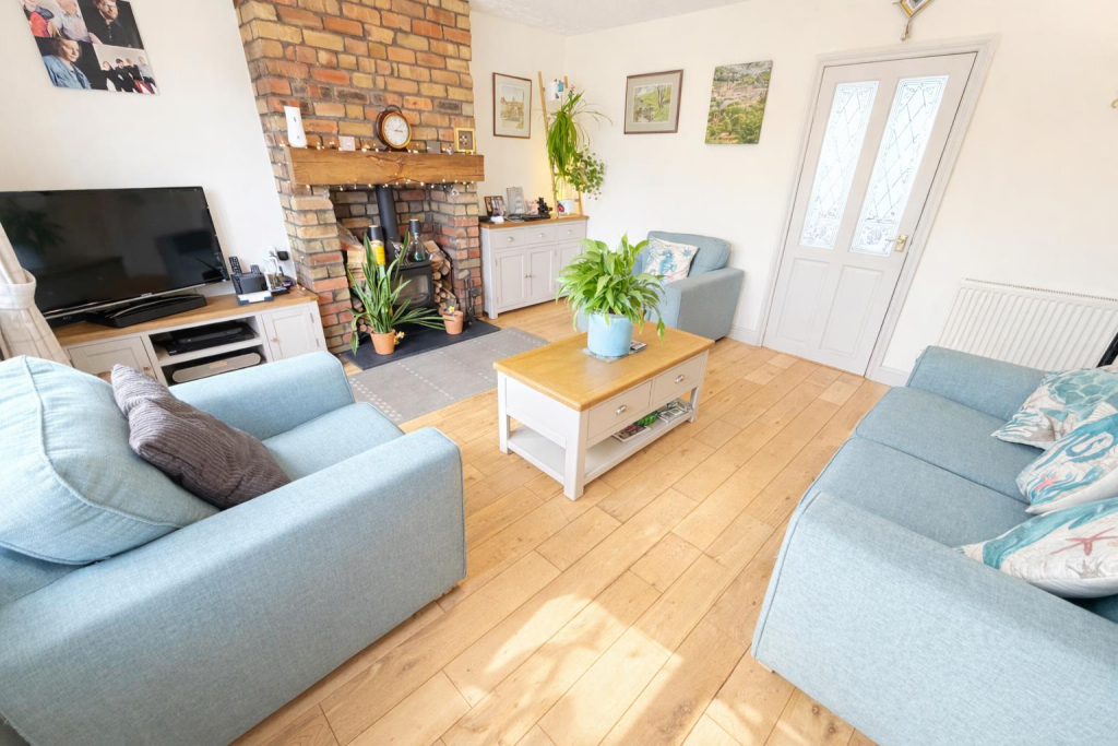 Extended 4/5 bedroom home, 90ft plus garden overlooking Ham Green lakes photo 4