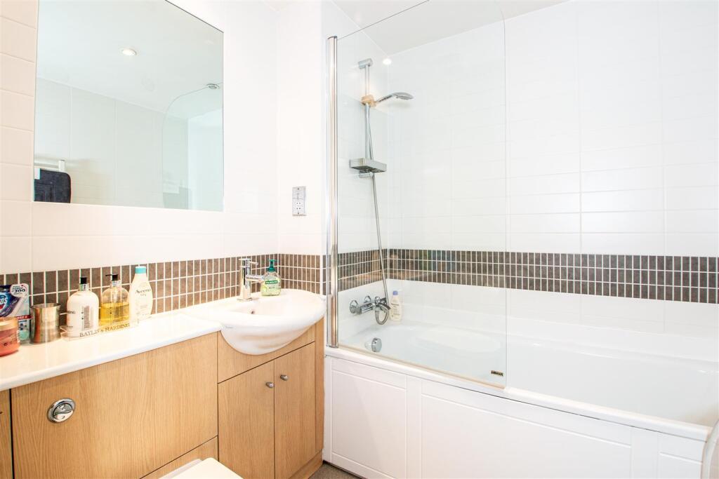 Apartment in Milton Keynes - View 3