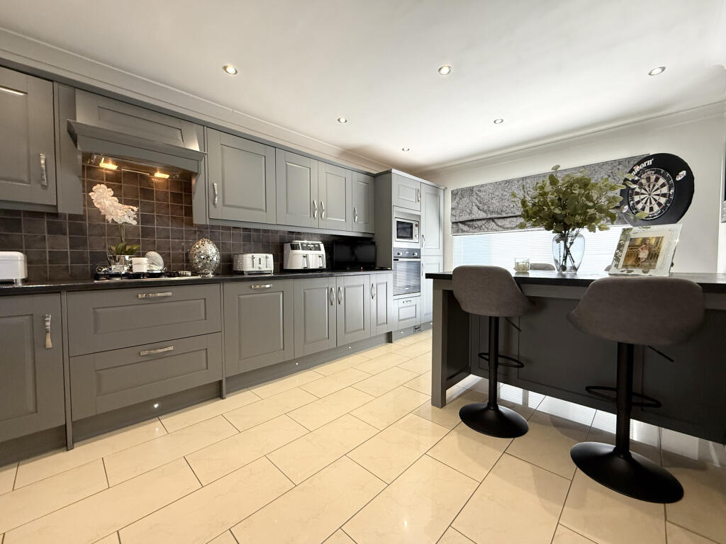 House in Rhondda Cynon Taf, Cwmbach - More