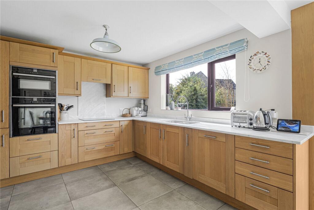 House in Gloucester - View 4