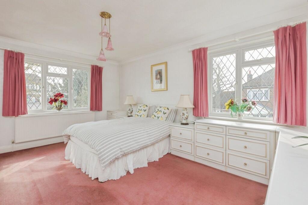 House in Dartford - More