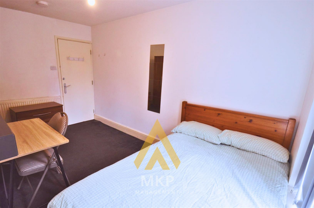 5 bedroom terraced house for rent