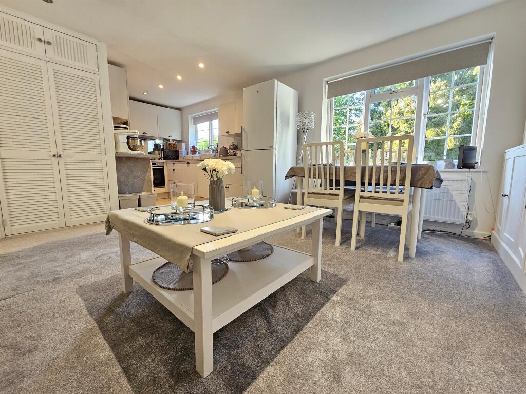 Apartment in Reading, Lower Earley, Earley - View 5