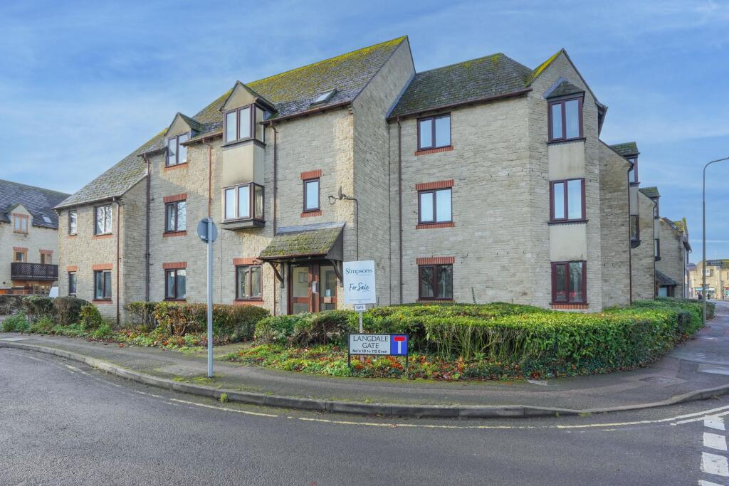 2-bed flat on Langdale Gate, Evenlode Court, OX28, £200,000