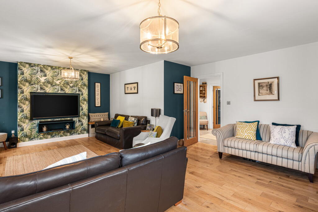 House in South Kesteven, Harlaxton - More
