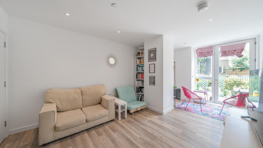 1-bed flat on West Heights, Addiscombe Road, East Croydon, CR0 5DW, £300,000