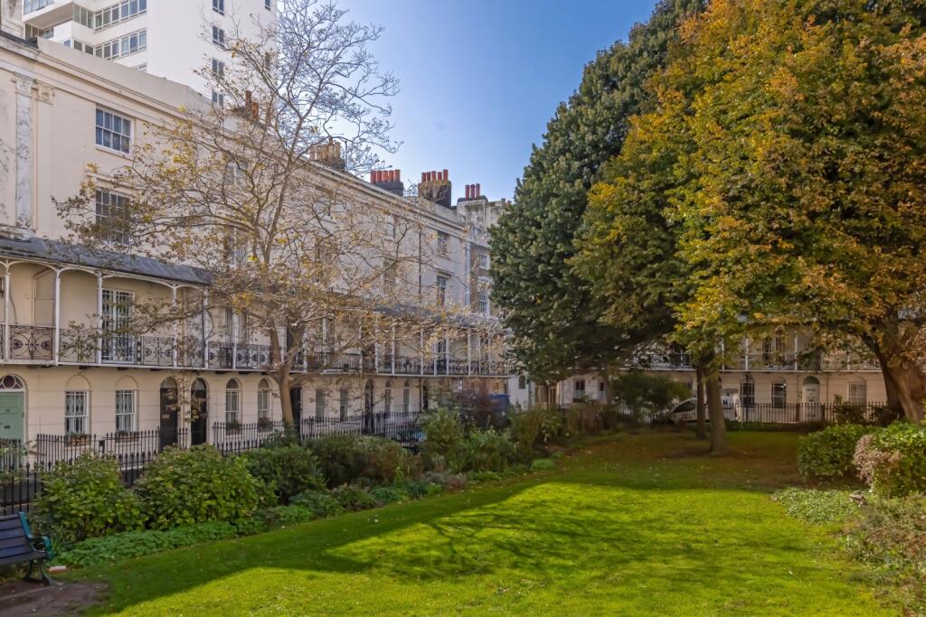 Studio flat on Russell Square, Brighton, BN1 , £140,000