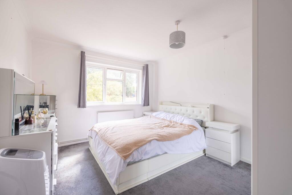 Apartment in Windsor - View 5