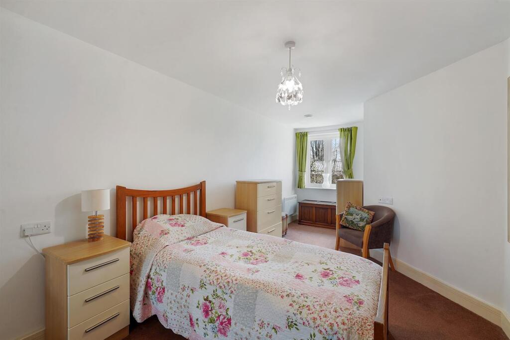 Apartment in Romford - More