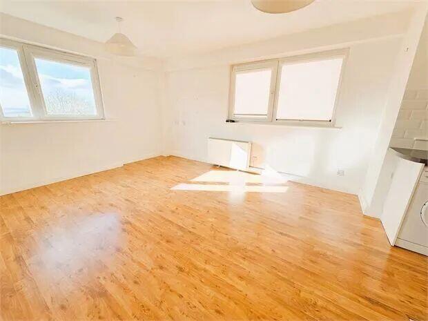 Apartment in Southend-on-Sea - More