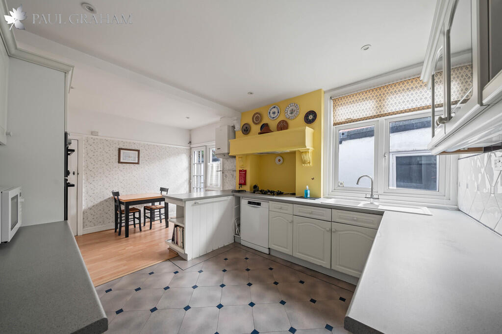 House in Sutton - View 5