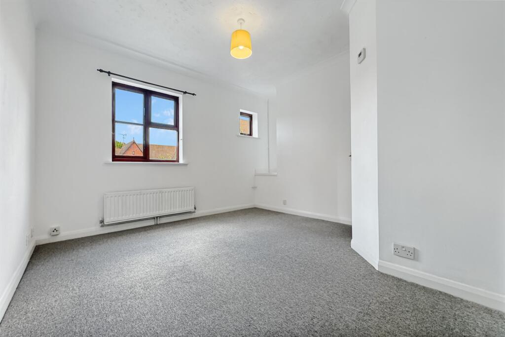 2 bedroom First Floor Flat in Chichester photo 2