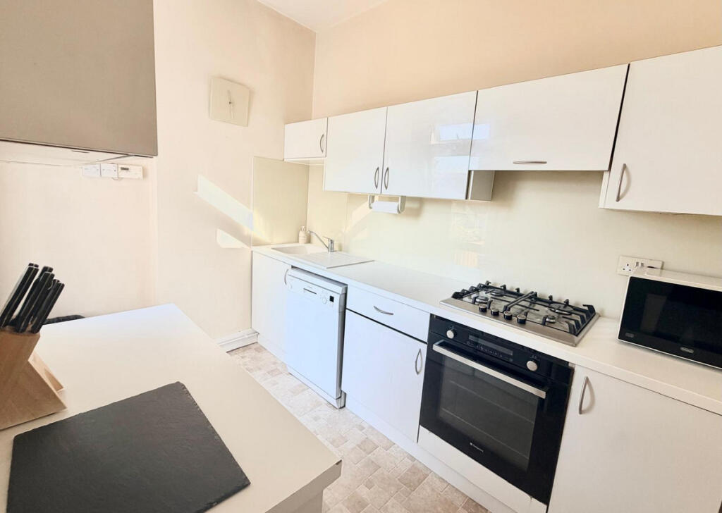 Apartment in Southend-on-Sea - View 5