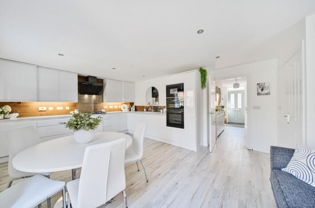 Gleneagles Close, Great Denham, Bedford photo 2