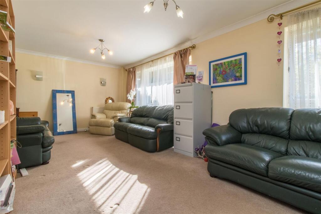 17 Bell Acre, Letchworth Garden City photo 2