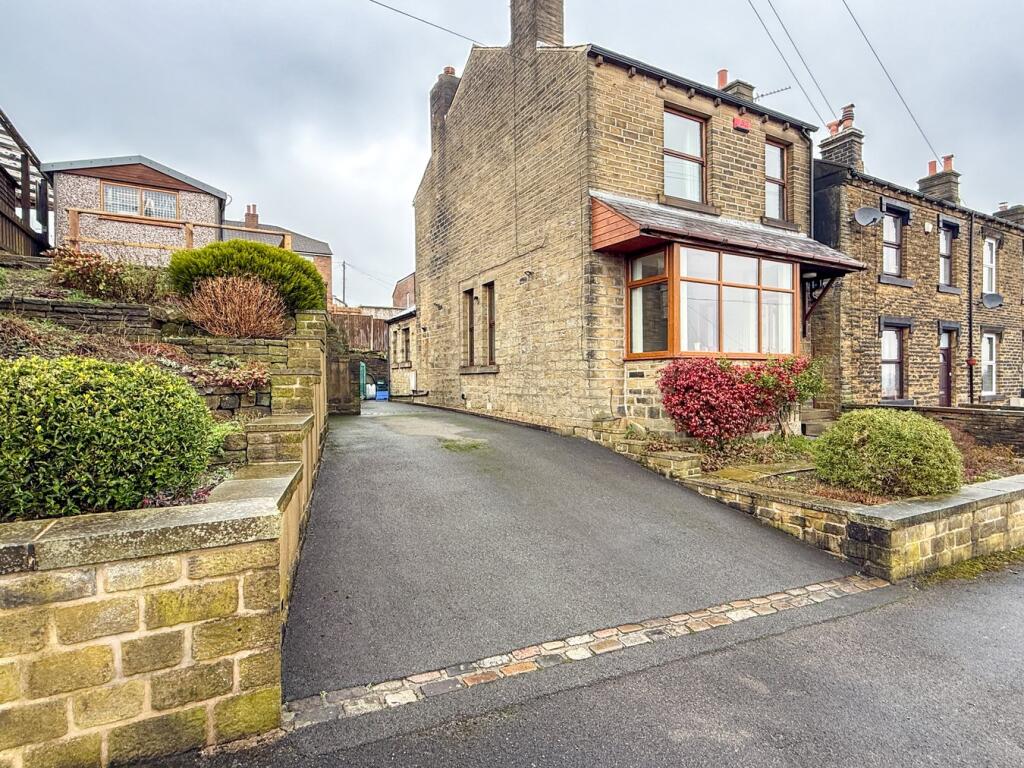 3-bed detached on Garforth Street, Netherton, Huddersfield, HD4, £285,000