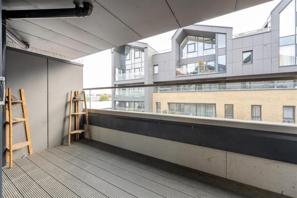 Apartment in London - More