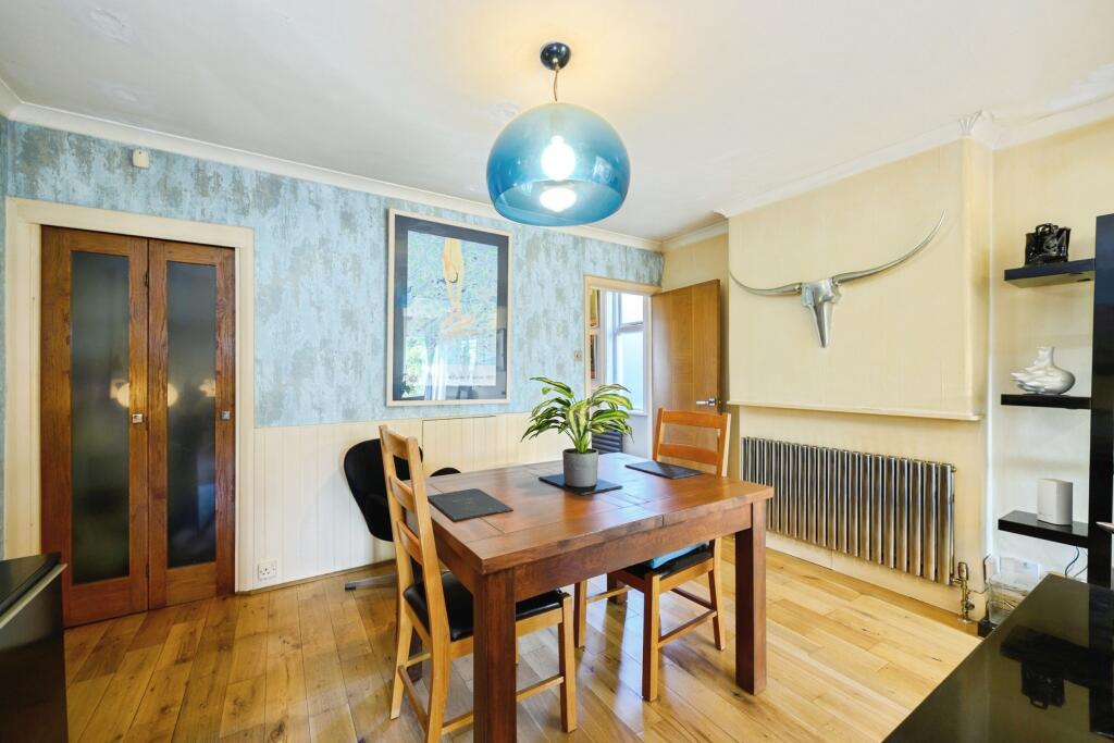 House in Sutton - More