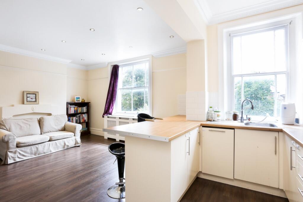 Apartment in Windsor - More