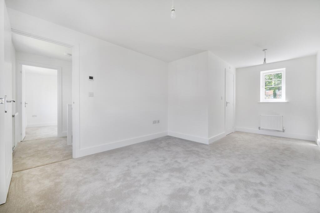 House in Thatcham, West Berkshire - More