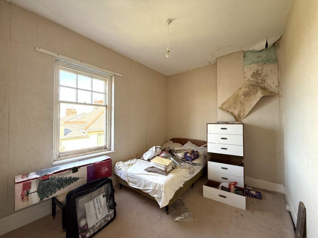 House in Torquay, Torbay - More