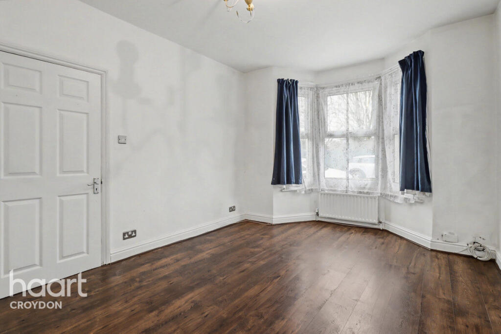 5-bed terraced on Oval Road, Croydon, £500,000