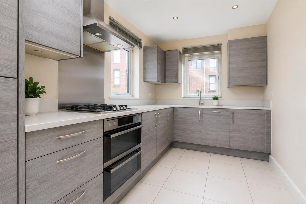 Apartment in Southall - View 4