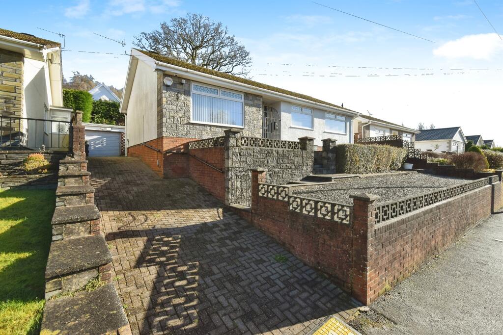 3-bed detached on Lakeside Gardens, Merthyr Tydfil, £350,000