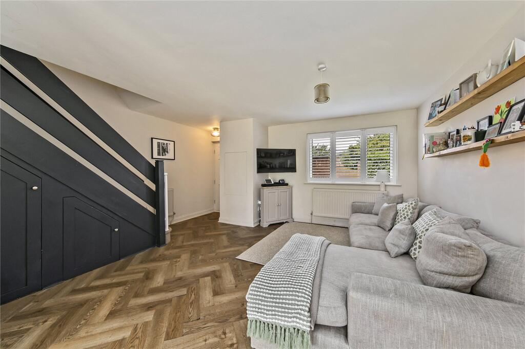 Fearnley Crescent, Hampton photo 4