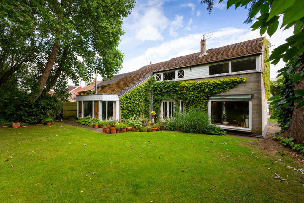 Main image of property: Park Lane, Penwortham, PR1