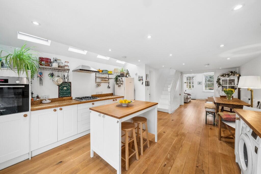 Main image of property: Thorne Passage, London, SW13