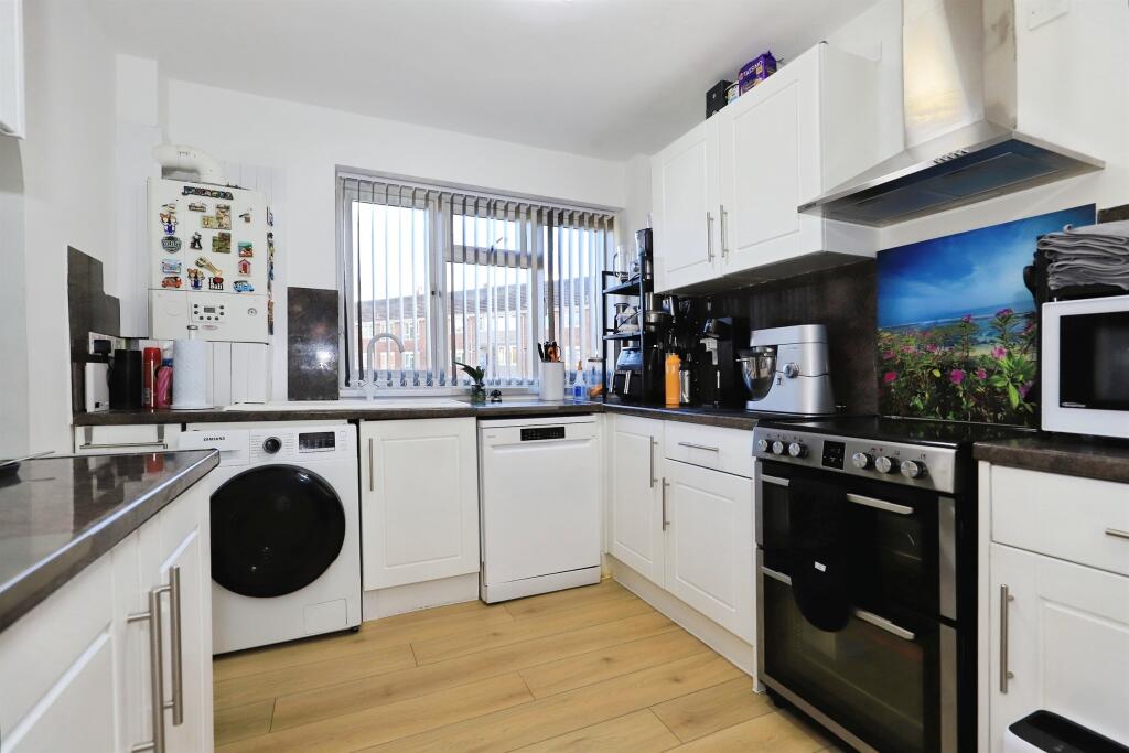 Apartment in Wolverhampton, Wood End - View 2