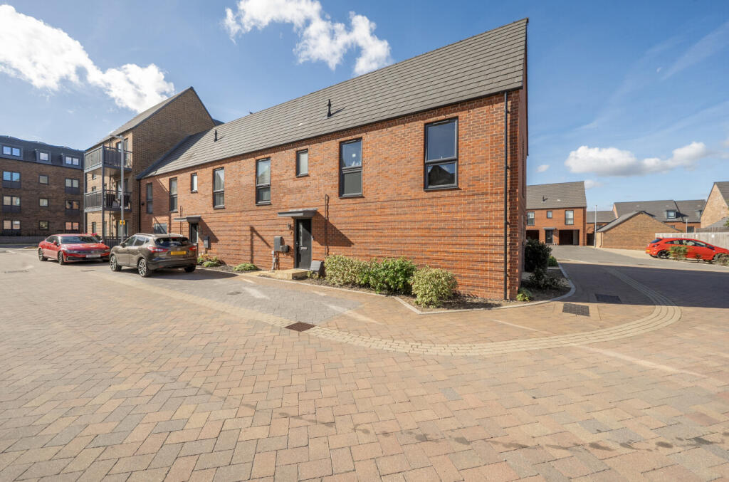 2-bed house on Holly Lane, Houghton Regis, Dunstable, £255,000