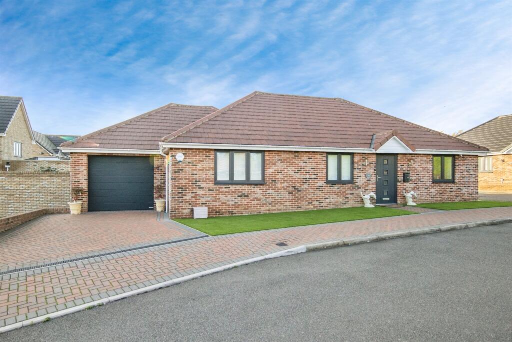 3-bed bungalow on Hillside Mews, CLACTON-ON-SEA, £400,000